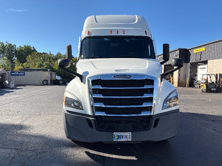 2022 Freightliner Cascadia in Jessup, PA — photo 2