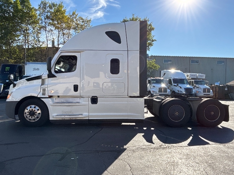 2022 Freightliner Cascadia in Jessup, PA — photo 4