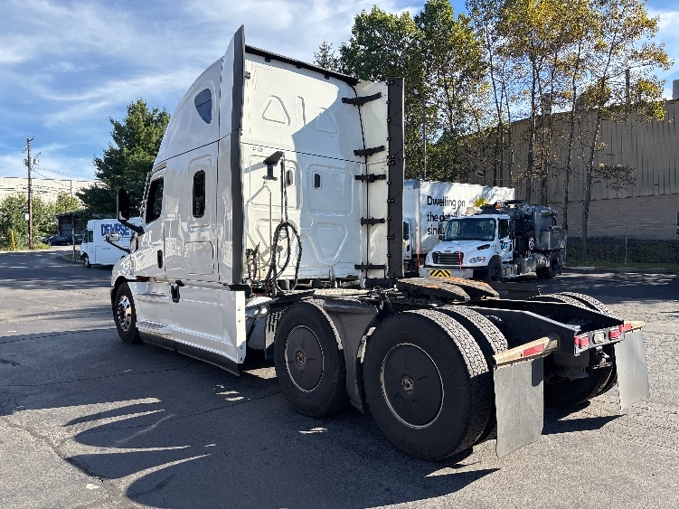 2022 Freightliner Cascadia in Jessup, PA — photo 5