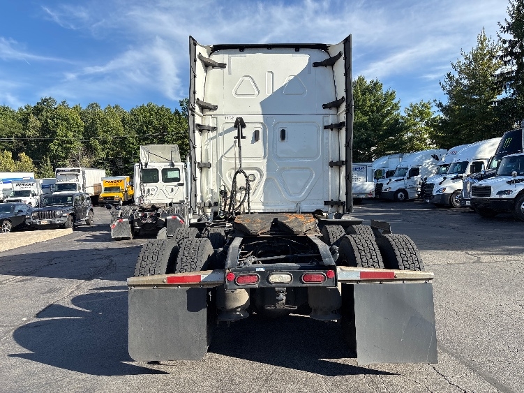2022 Freightliner Cascadia in Jessup, PA — photo 6