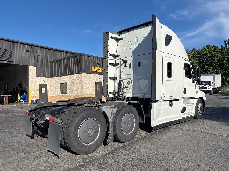 2022 Freightliner Cascadia in Jessup, PA — photo 7