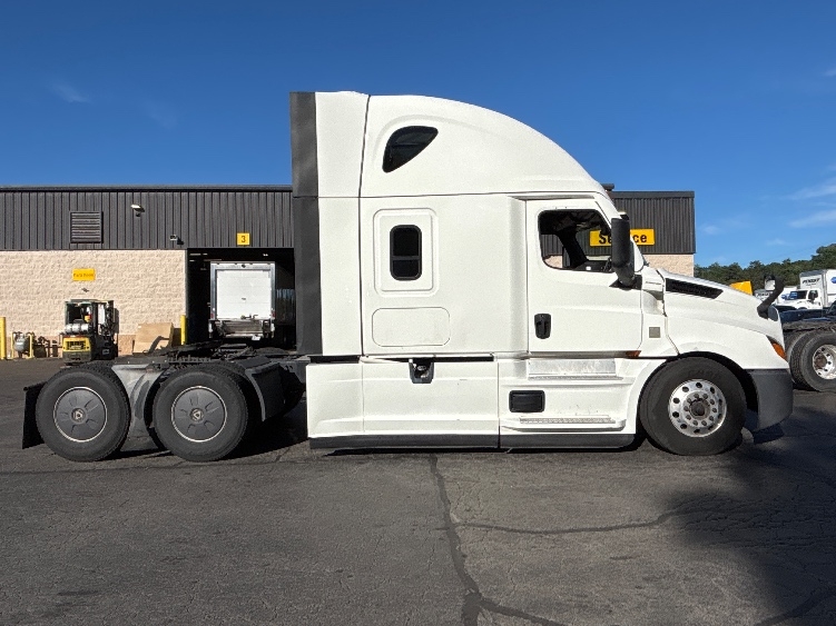 2022 Freightliner Cascadia in Jessup, PA — photo 8