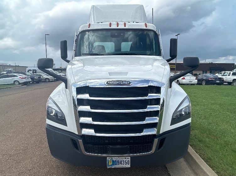 2022 Freightliner Cascadia in Richland, MS — photo 2