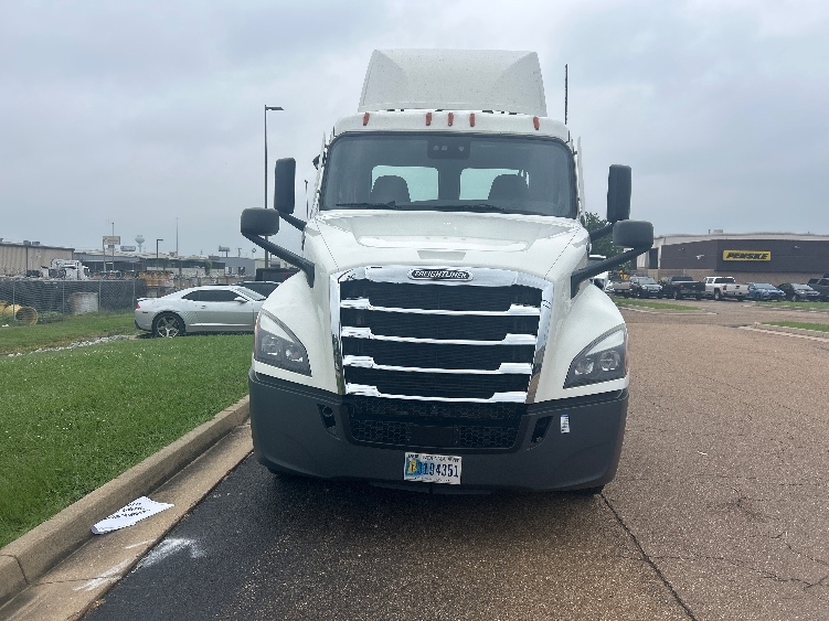 2022 Freightliner Cascadia in Jackson, MS — photo 2