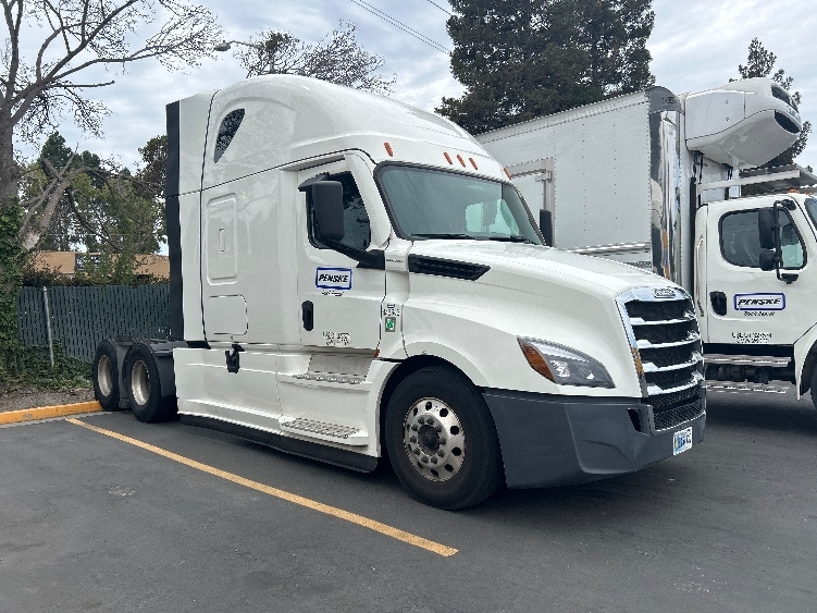 2022 Freightliner Cascadia in Hayward, CA