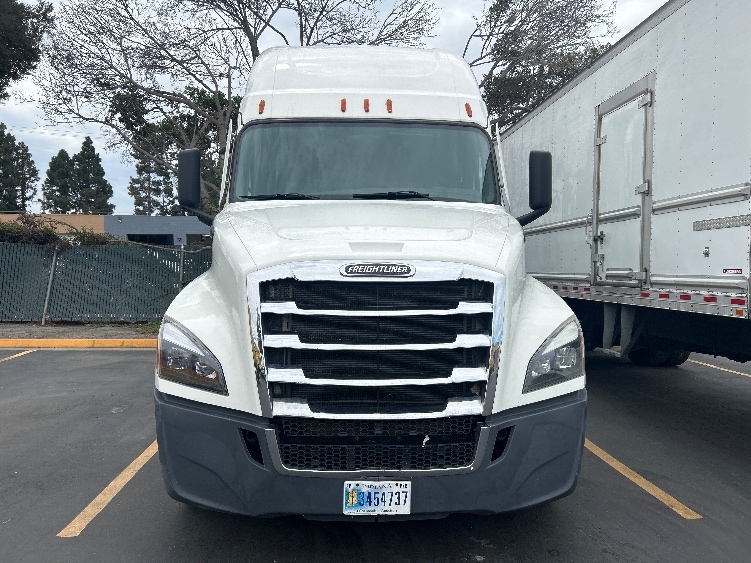 2022 Freightliner Cascadia in Hayward, CA — photo 2