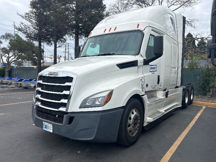 2022 Freightliner Cascadia in Hayward, CA — photo 3