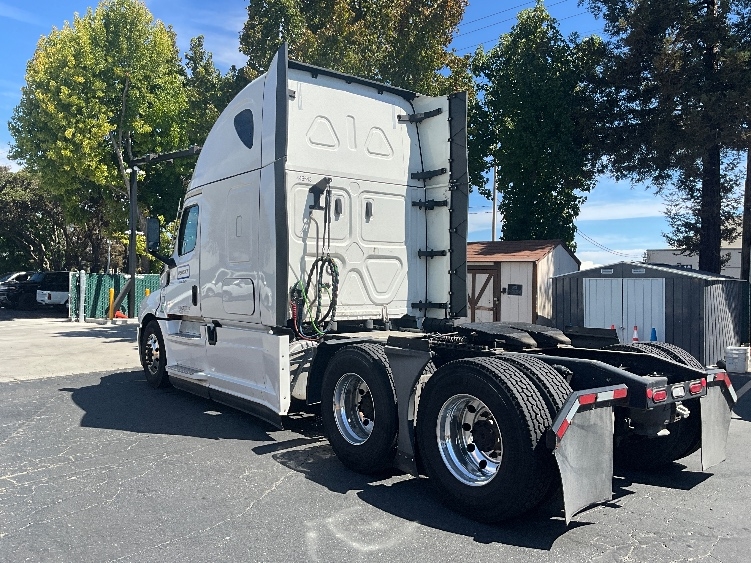 2022 Freightliner Cascadia in Hayward, CA — photo 4
