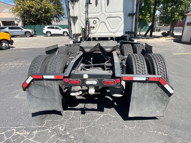 2022 Freightliner Cascadia in Hayward, CA — photo 5