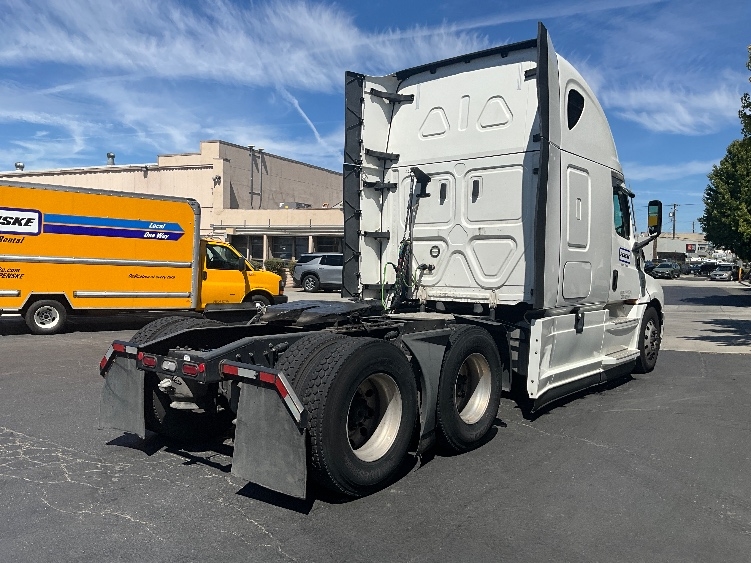 2022 Freightliner Cascadia in Hayward, CA — photo 6