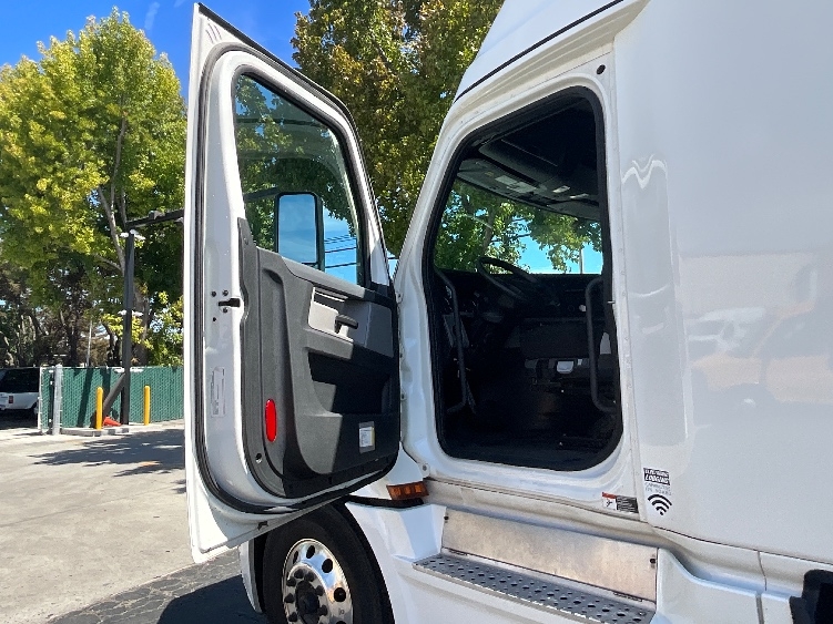 2022 Freightliner Cascadia in Hayward, CA — photo 7