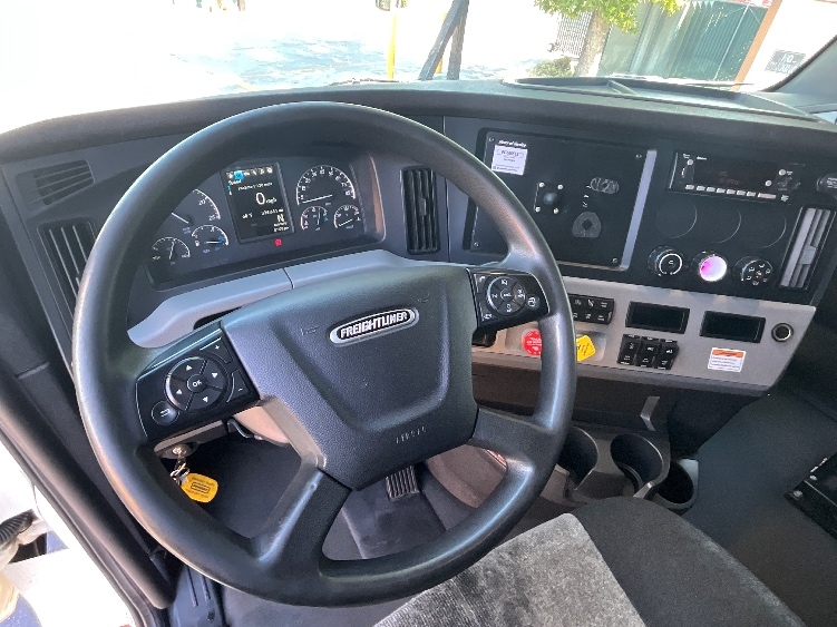 2022 Freightliner Cascadia in Hayward, CA — photo 8