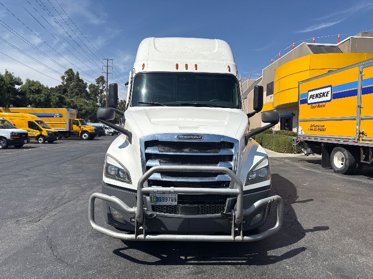 2022 Freightliner Cascadia in Torrance, CA — photo 2