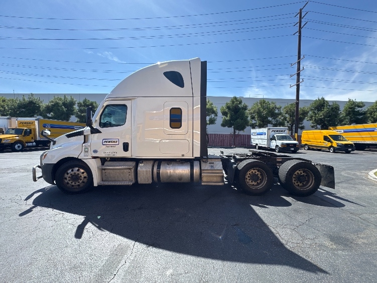 2022 Freightliner Cascadia in Torrance, CA — photo 4