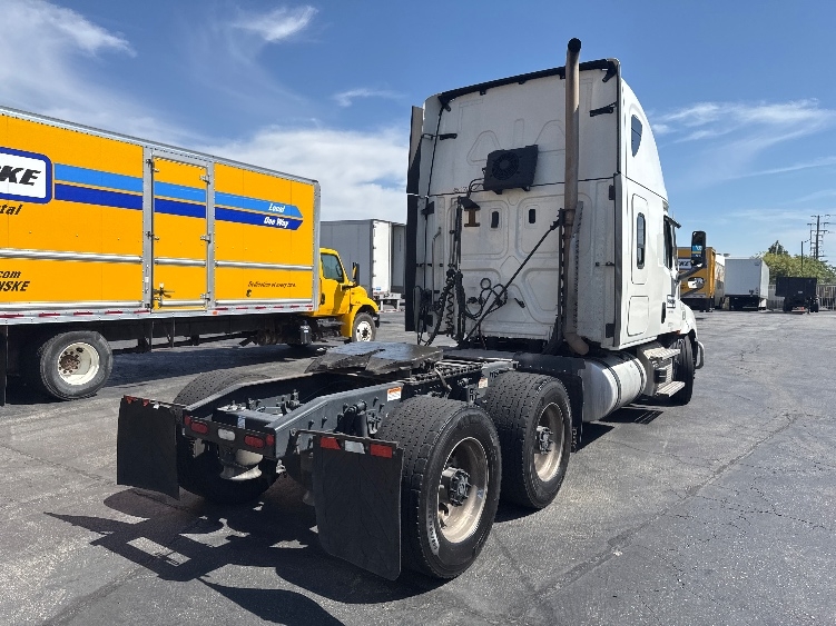 2022 Freightliner Cascadia in Torrance, CA — photo 7
