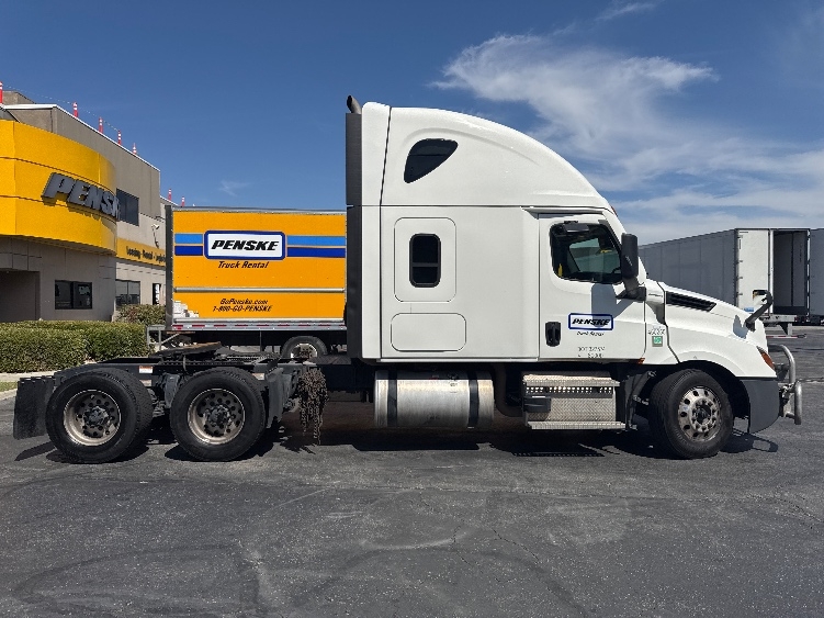 2022 Freightliner Cascadia in Torrance, CA — photo 8