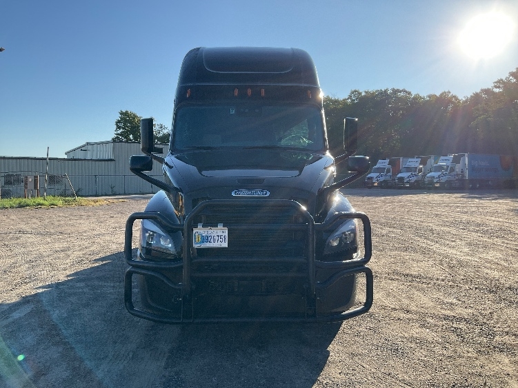 2022 Freightliner Cascadia in Brooklyn Park, MN — photo 2