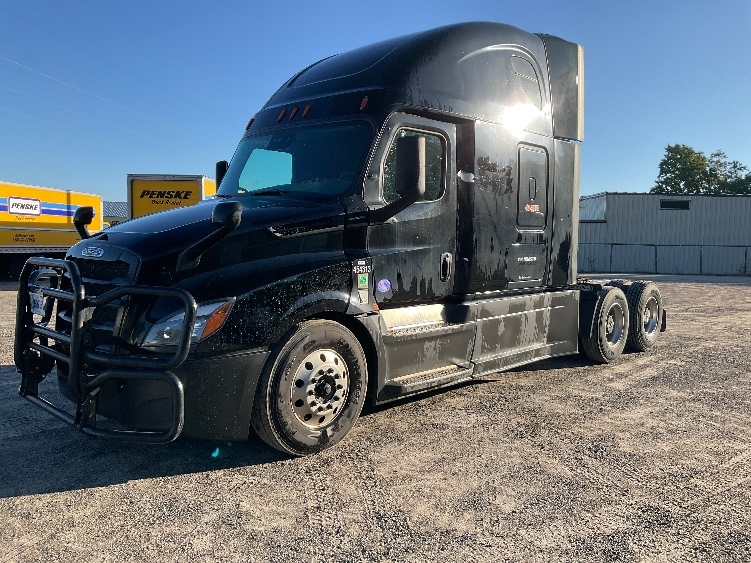 2022 Freightliner Cascadia in Brooklyn Park, MN — photo 3