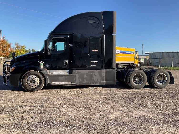 2022 Freightliner Cascadia in Brooklyn Park, MN — photo 4