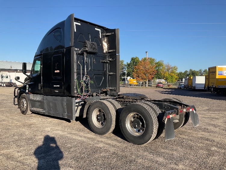 2022 Freightliner Cascadia in Brooklyn Park, MN — photo 5