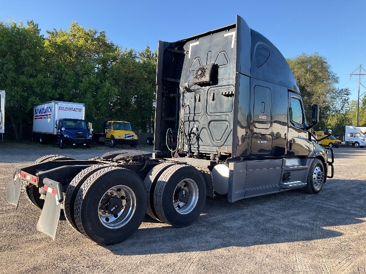 2022 Freightliner Cascadia in Brooklyn Park, MN — photo 7