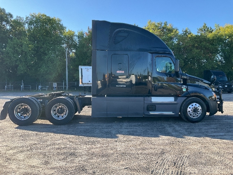 2022 Freightliner Cascadia in Brooklyn Park, MN — photo 8