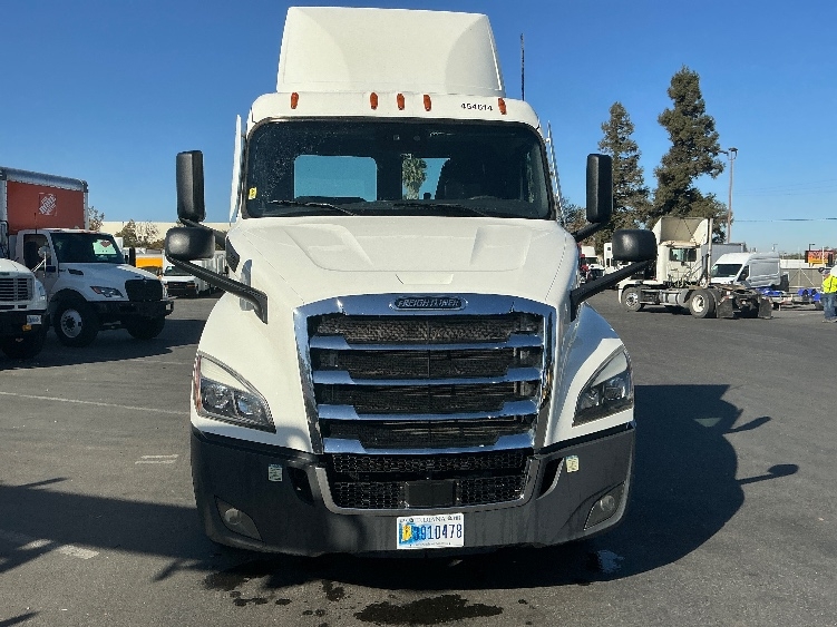 2022 Freightliner Cascadia in West Sacramento, CA — photo 2