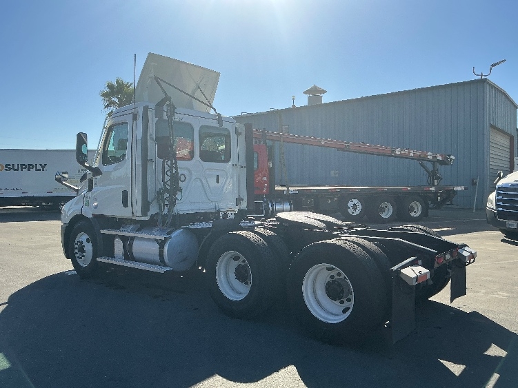 2022 Freightliner Cascadia in West Sacramento, CA — photo 5