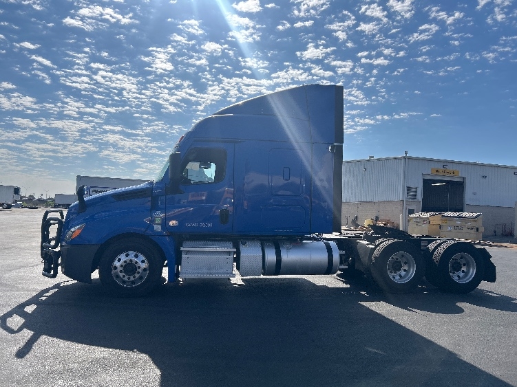 2023 Freightliner Cascadia in West Sacramento, CA — photo 4