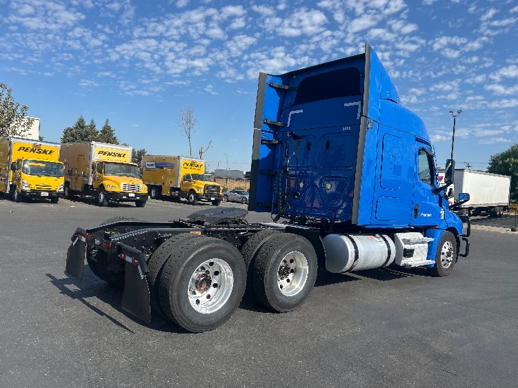 2023 Freightliner Cascadia in West Sacramento, CA — photo 7