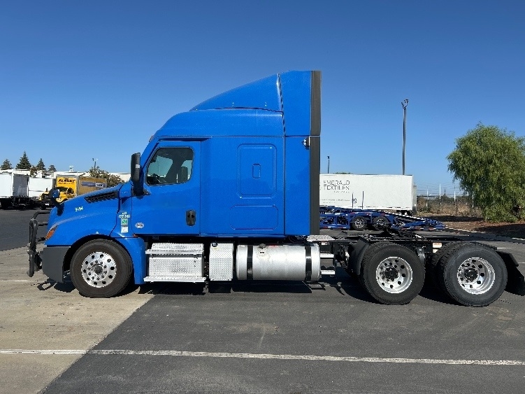 2023 Freightliner Cascadia in West Sacramento, CA — photo 4