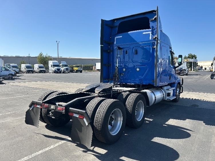 2023 Freightliner Cascadia in West Sacramento, CA — photo 7