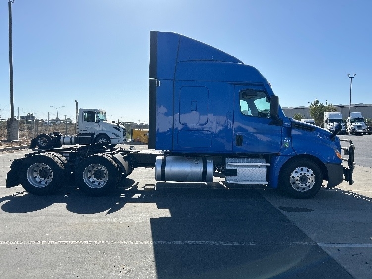 2023 Freightliner Cascadia in West Sacramento, CA — photo 8