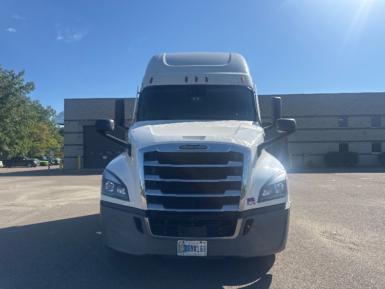2022 Freightliner Cascadia in Alexandria, VA — photo 2