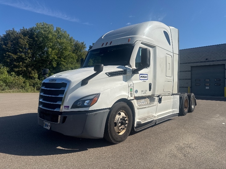 2022 Freightliner Cascadia in Alexandria, VA — photo 3