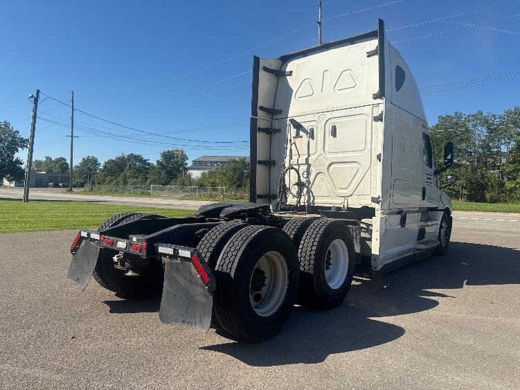 2022 Freightliner Cascadia in Alexandria, VA — photo 7