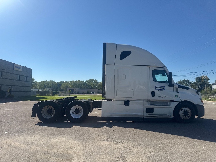 2022 Freightliner Cascadia in Alexandria, VA — photo 8