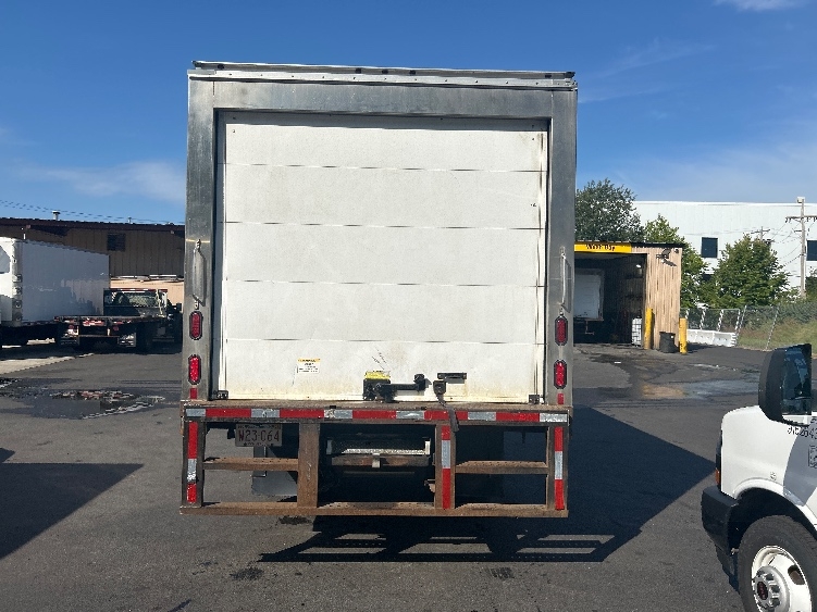 2022 Isuzu NRR in Braintree, MA — photo 7