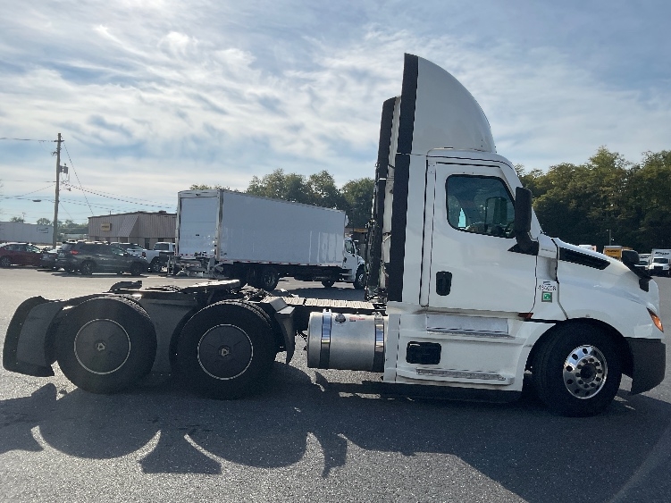 2022 Freightliner Cascadia in Dayton, NJ — photo 8