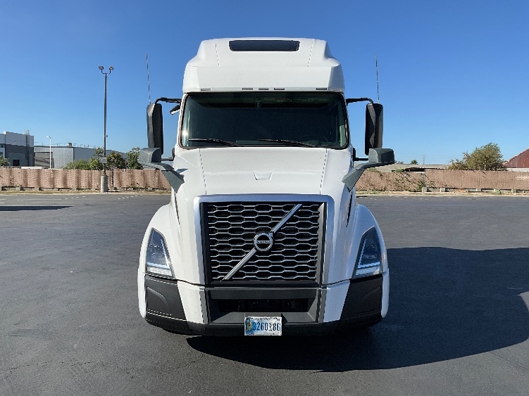 2023 Volvo VNL 760 in Ventura, CA — photo 2