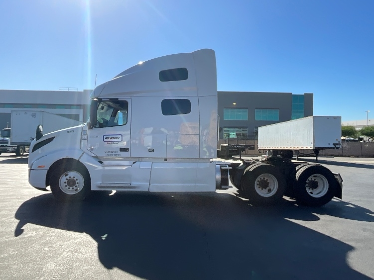 2023 Volvo VNL 760 in Ventura, CA — photo 4