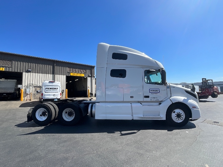 2023 Volvo VNL 760 in Ventura, CA — photo 8