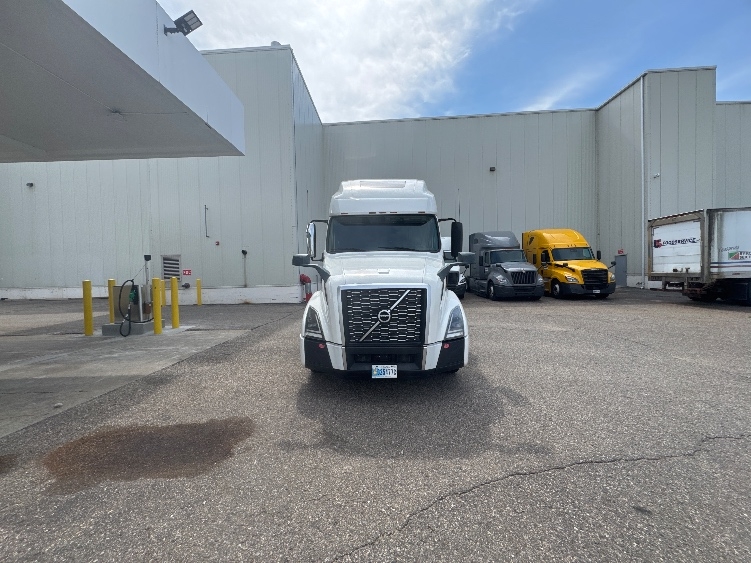 2023 Volvo VNL 760 in Des Moines, IA — photo 2