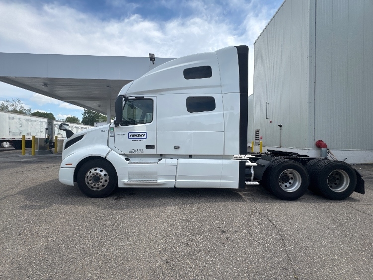 2023 Volvo VNL 760 in Des Moines, IA — photo 4