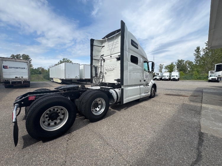 2023 Volvo VNL 760 in Des Moines, IA — photo 7