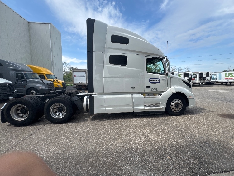 2023 Volvo VNL 760 in Des Moines, IA — photo 8