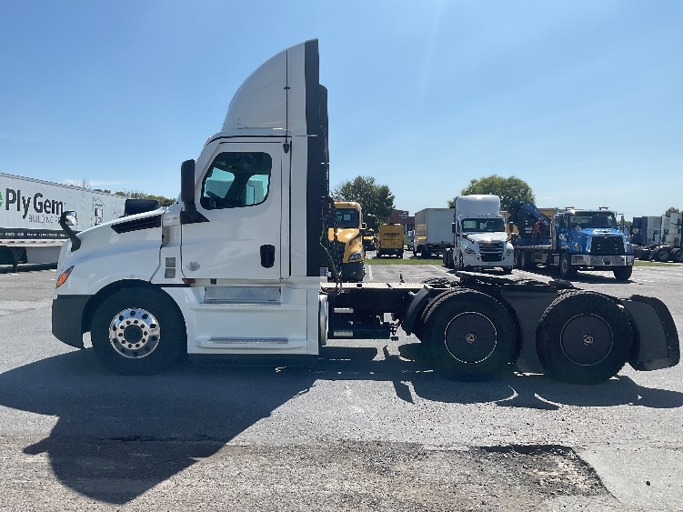 2023 Freightliner Cascadia in Dayton, NJ — photo 4