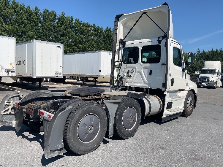 2023 Freightliner Cascadia in Dayton, NJ — photo 7