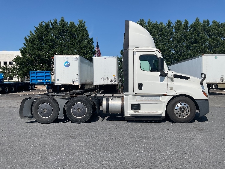 2023 Freightliner Cascadia in Dayton, NJ — photo 8
