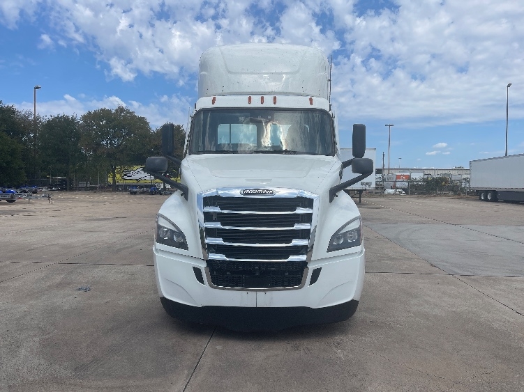 2023 Freightliner Cascadia in Dallas, TX — photo 2